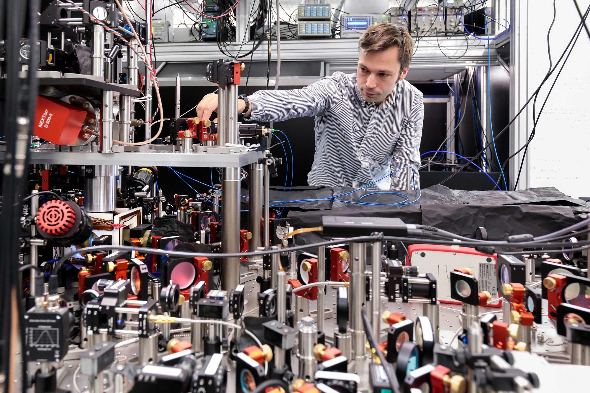 Zukunft Quantencomputer: Hannes Bernien in seinem Labor an der Universität Chicago