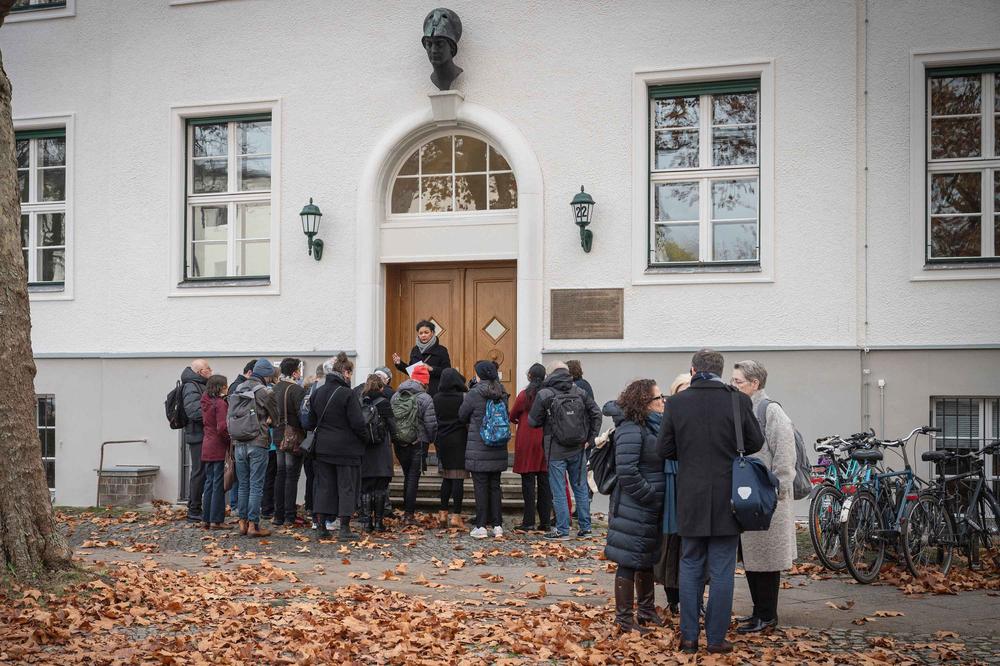 Manuela Bauche erläutert das Projekt „Geschichte der Ihnestraße 22“. Künftig soll eine Ausstellung an die NS-Verbrechen an diesem Ort erinnern.