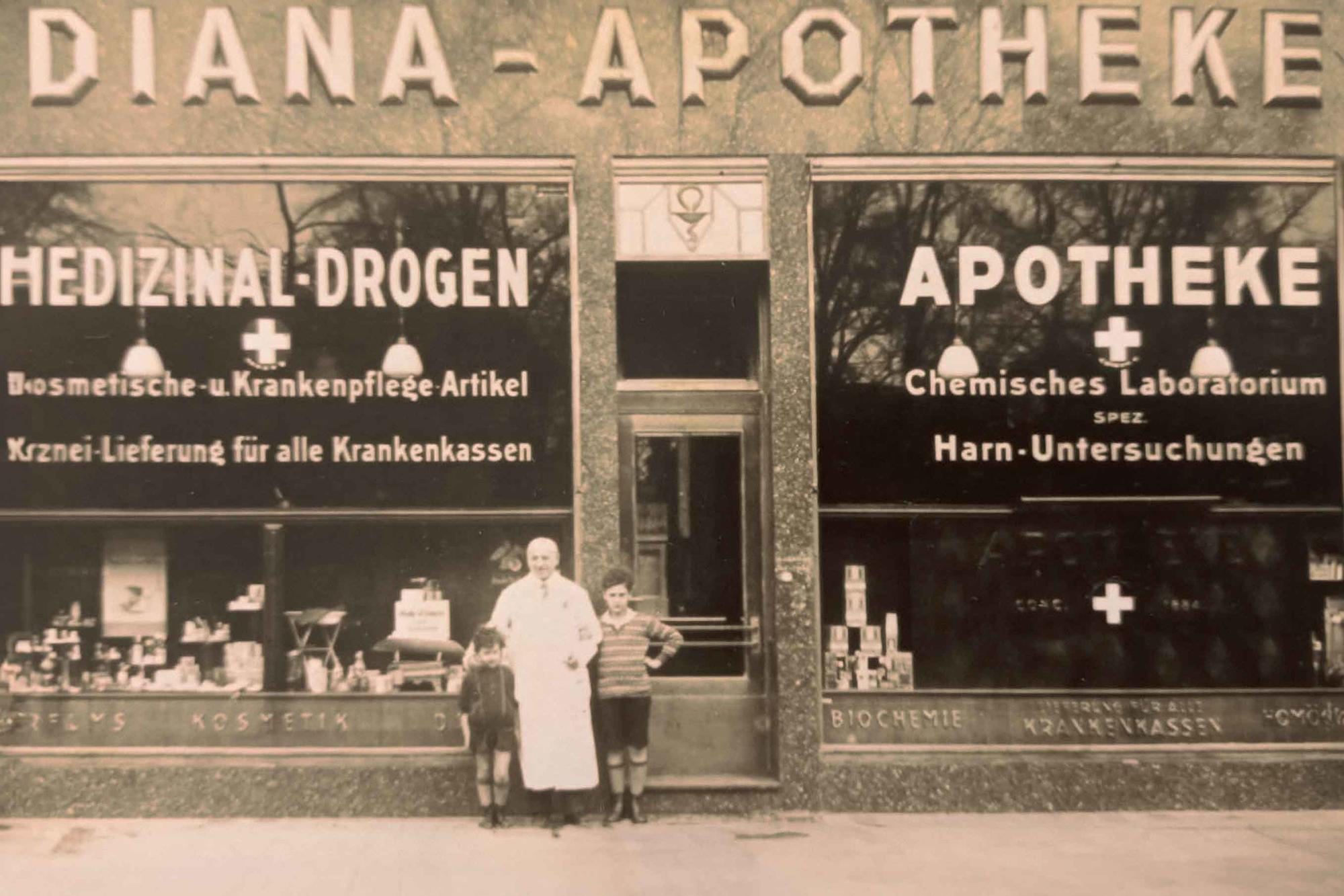 Glückliche Zeiten: Apotheker Ernst Isidor Levy mit seinen Kindern Werner und Ursula in Berlin-Moabit, 1927.