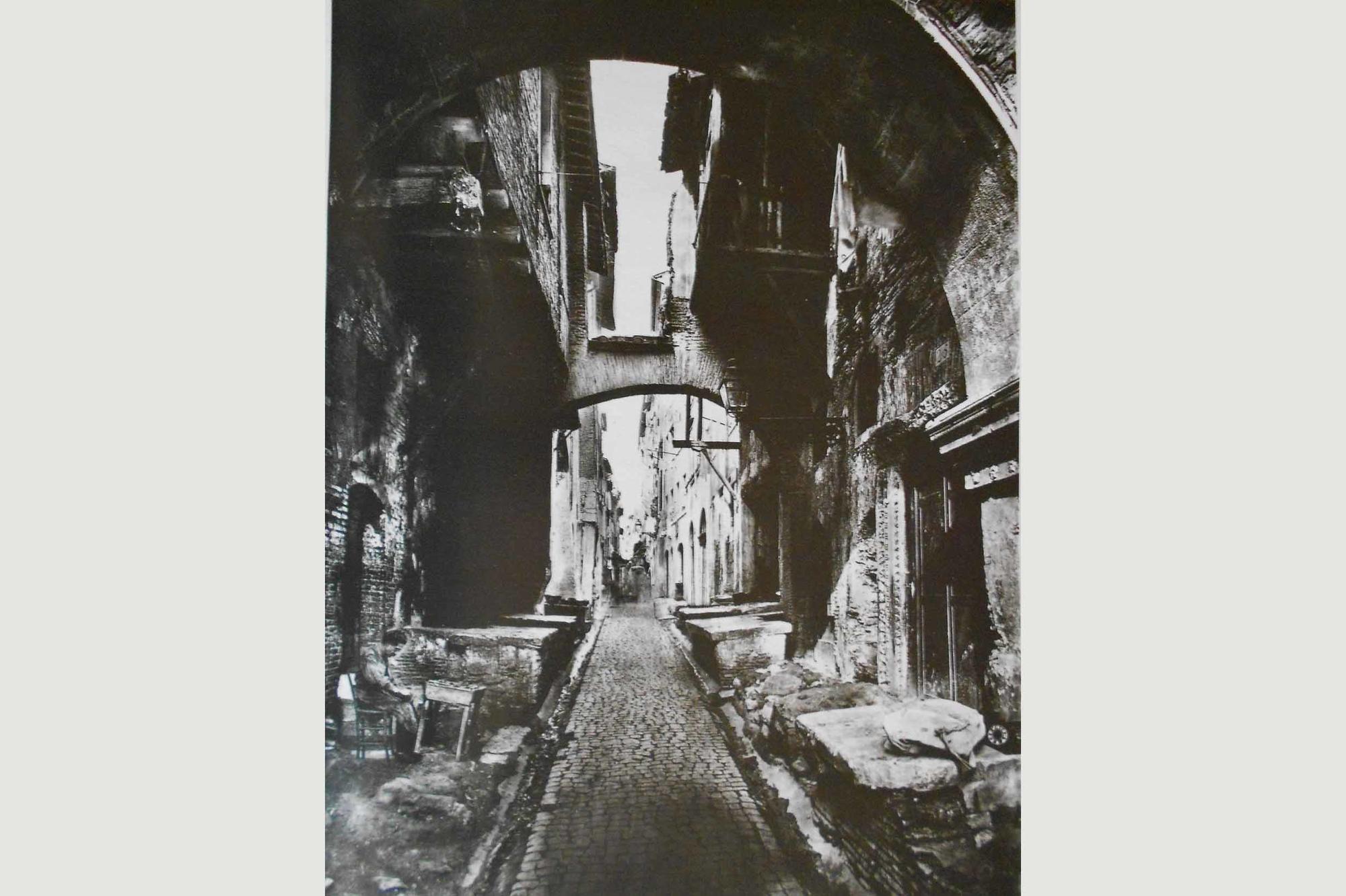 Ummauert und ausgegrenzt im päpstlichen Rom. Blick auf die Via del Portico d’Ottavia im römischen Ghetto um 1860. Der drei Hektar große Bereich am linken Ufer des Tiber war das letzte westeuropäische Ghetto vor der Nazizeit. Es wurde 1870 befreit.