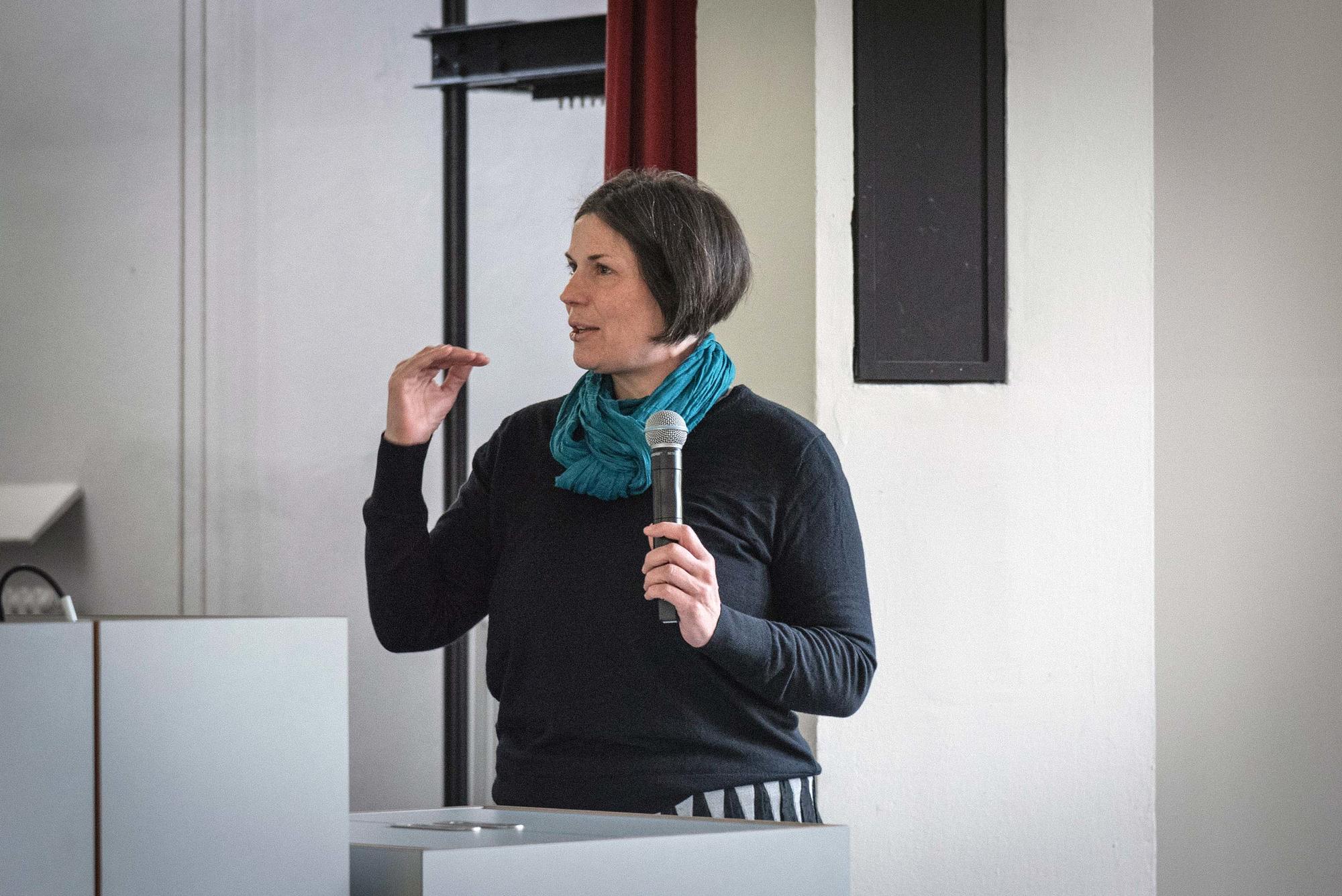 Frage und Antwort im Hörsaal: Rebecca Mak, kommissarische Leiterin der Stabsstelle Diversity und Antidiskriminierung, am Mikrofon