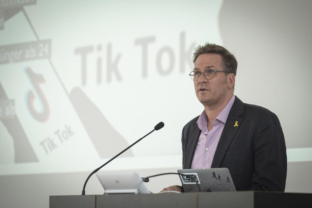 Der Wissenschaftler Tobias Ebbrecht-Hartmann bei seinem Vortrag hinter dem Pult