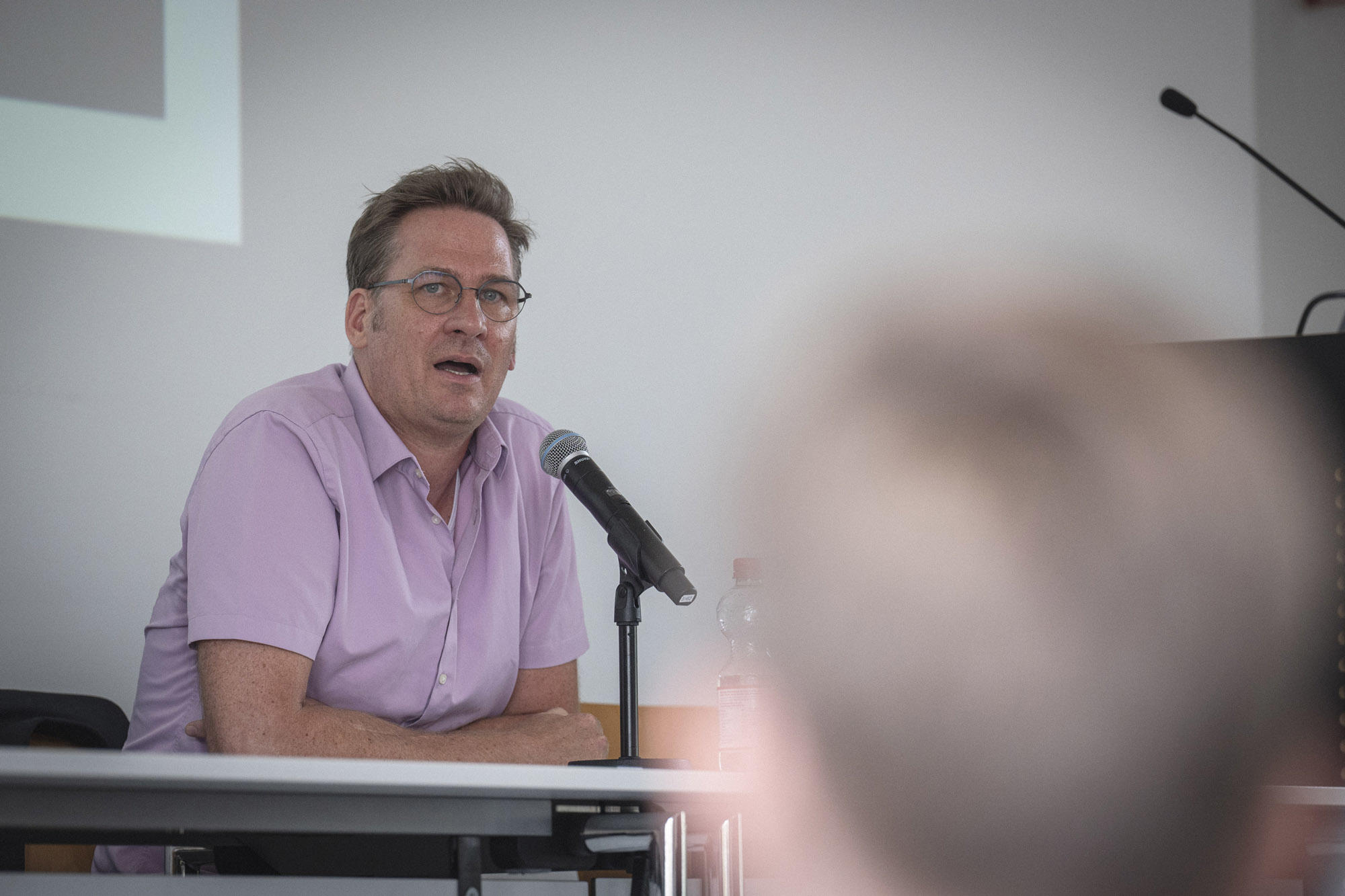 Tobias Ebbebrecht-Hartmann bei seinem Vortrag hinter dem Pult, jetzt ohne Jackett