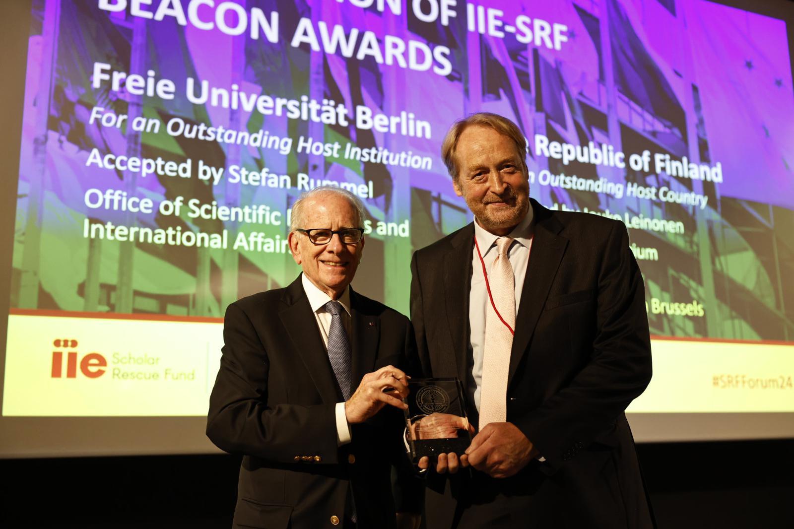 Dr. Stefan Rummel, an der Freien Universität Berlin Leiter des Referats Wissenschaftsbeziehungen, nahm in Brüssel den Beacon Award des Institute of International Education-Scholar Rescue Fund stellvertretend entgegen.