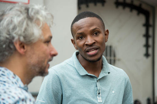 Isaac Ssenttimbwe (rechts) ist Mitbegründer und Geschäftsführer der Agape Earth Coalition, einem Dachverband für junge Klimaschützer*innen aus Afrika.