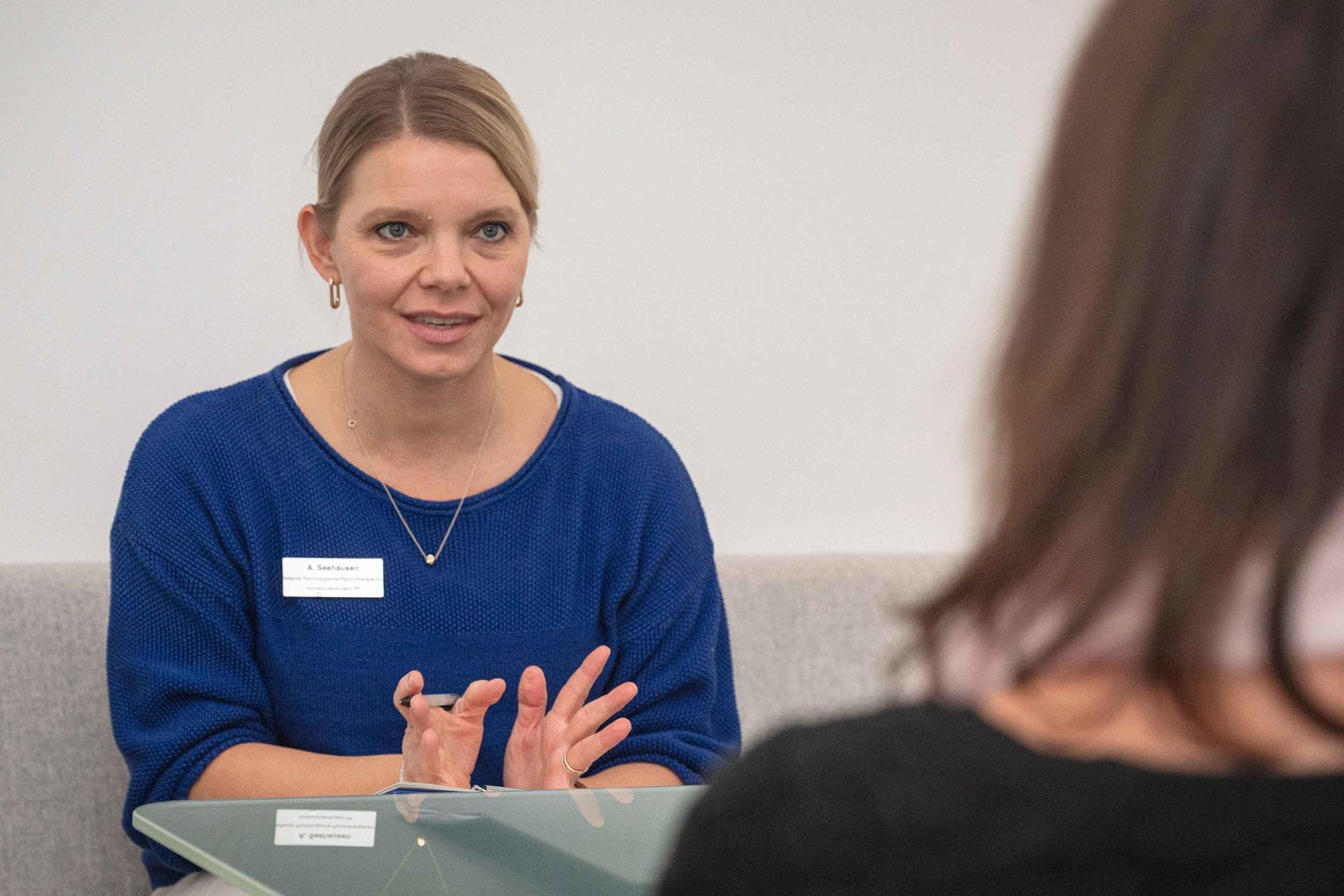 Psychotherapeutin Annika Seehausen im Gespräch mit einer Patientin der Hochschulambulanz.