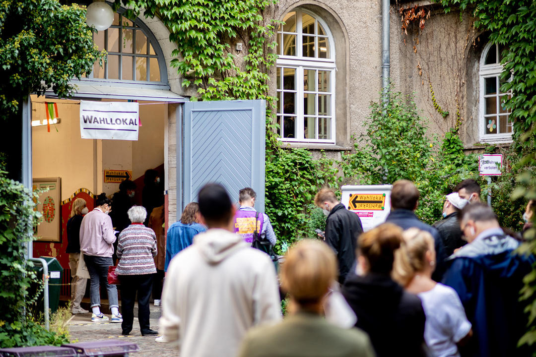 Wählen gehen. Zum Kern der Demokratie gehört, dass Wandel durch das Votum der Wähler*innen möglich ist. Hier warten Berliner*innen vor einem Wahllokal in Prenzlauer Berg darauf, bei der Bundestagswahl im September 2021 ihre Stimme abgeben zu können.
