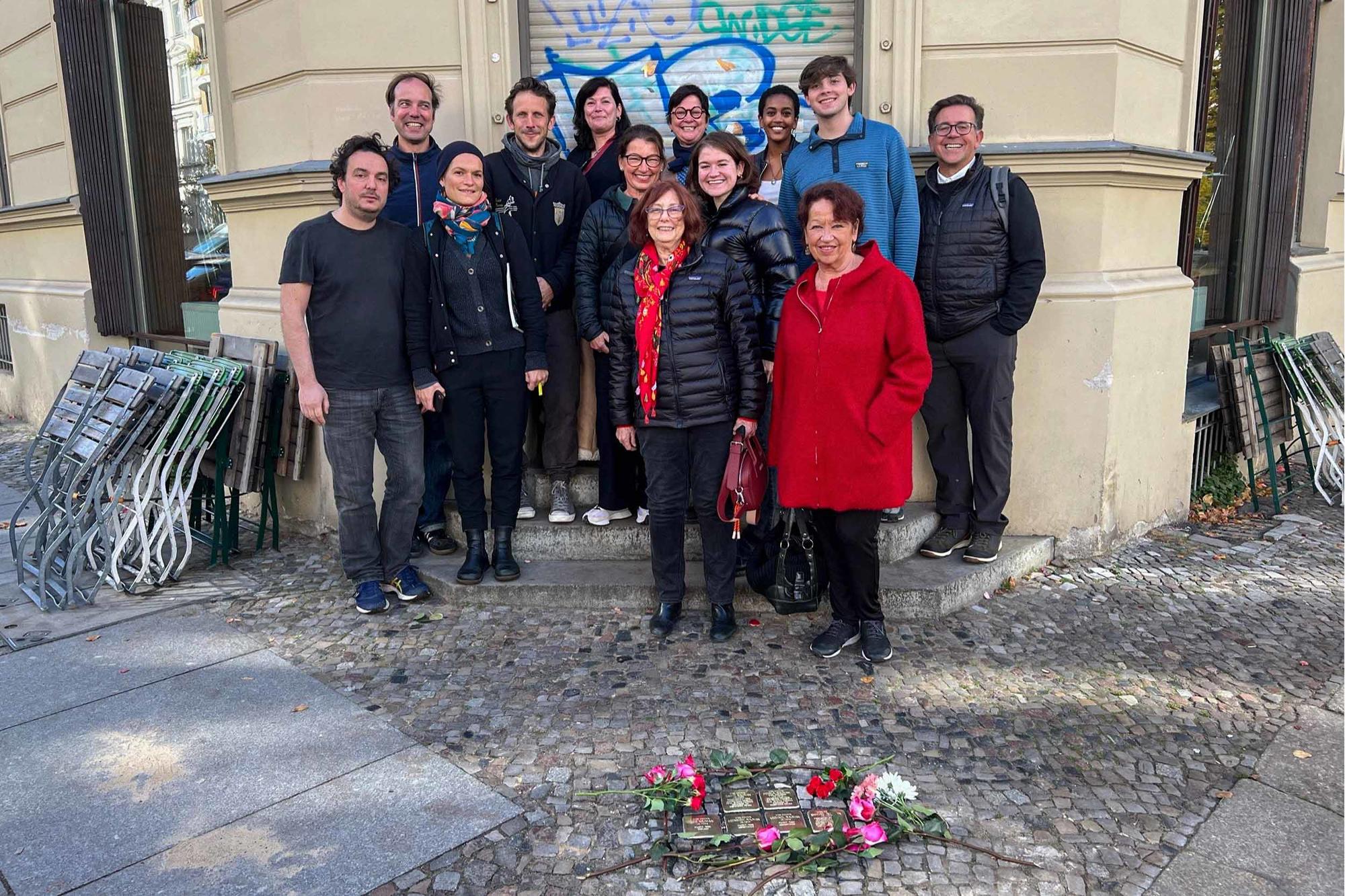 Nachfahren der Familie Najman mit Hanno Hochmuth (2. Reihe hinten, links) am 11. Oktober 2022 bei der Stolpersteine-Verlegung in der Choriner Straße 12.