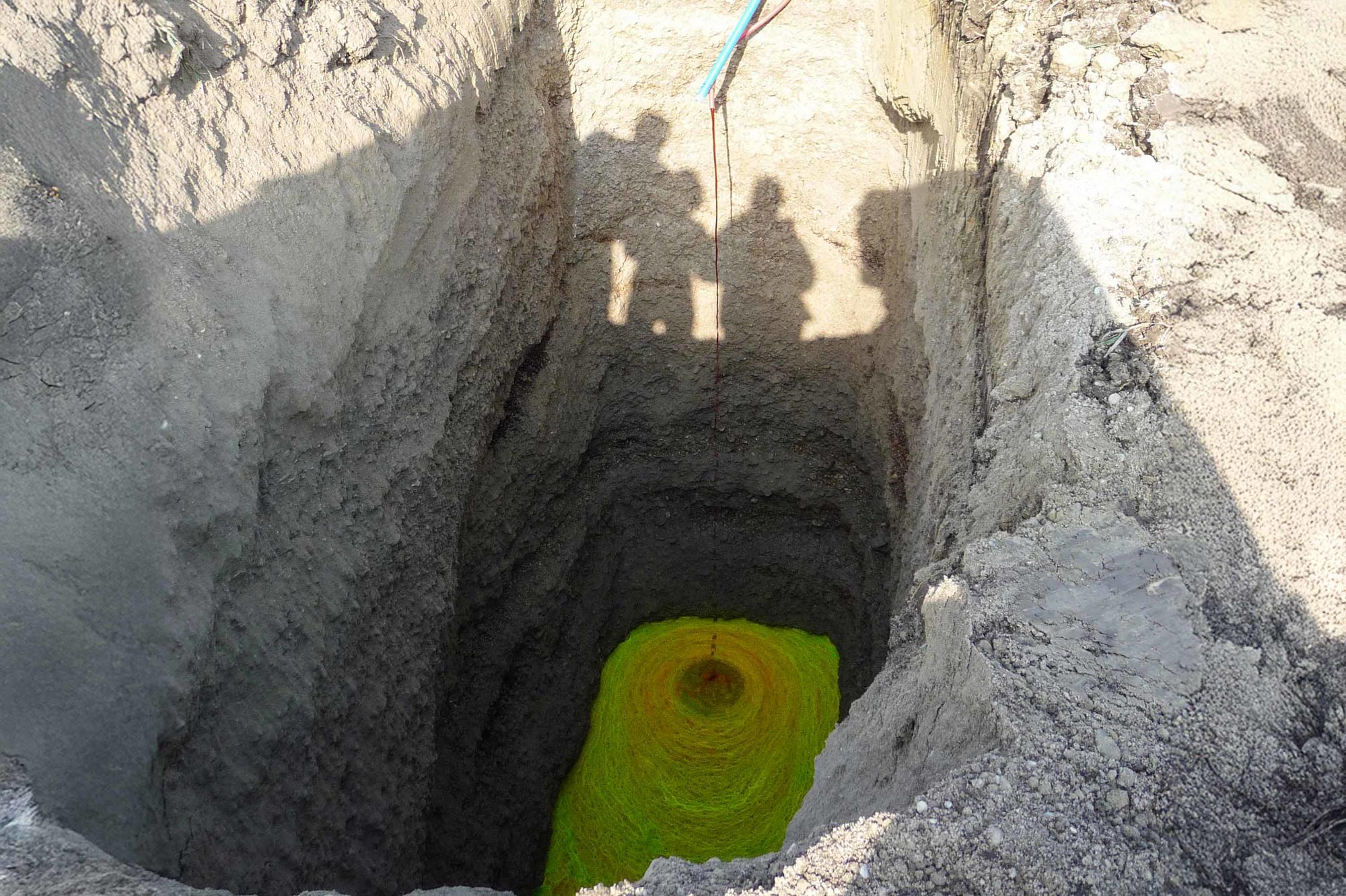 Angefärbtes Grundwasser macht die Bewegung im Porengrundwasserleiter sichtbar.