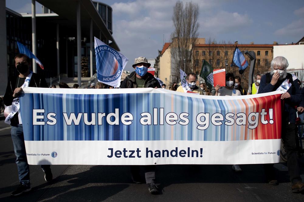 Scientists for Future demonstrieren im März 2022 in Berlin für einen radikalen Wandel der Klimapolitik.