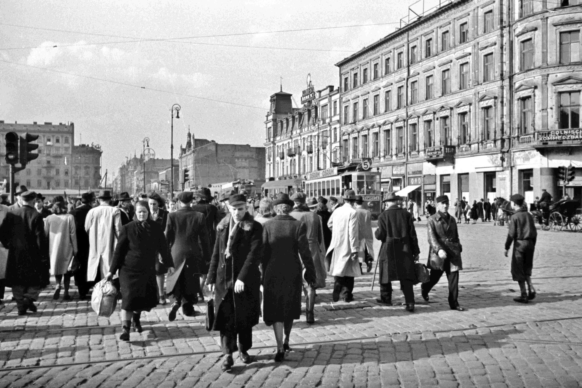 Warschau am 1. Januar 1943, nicht weit entfernt vom Warschauer Ghetto. Die Aufnahme von Walter Hollnagel vermittelt Alltagsleben mitten im Krieg.
