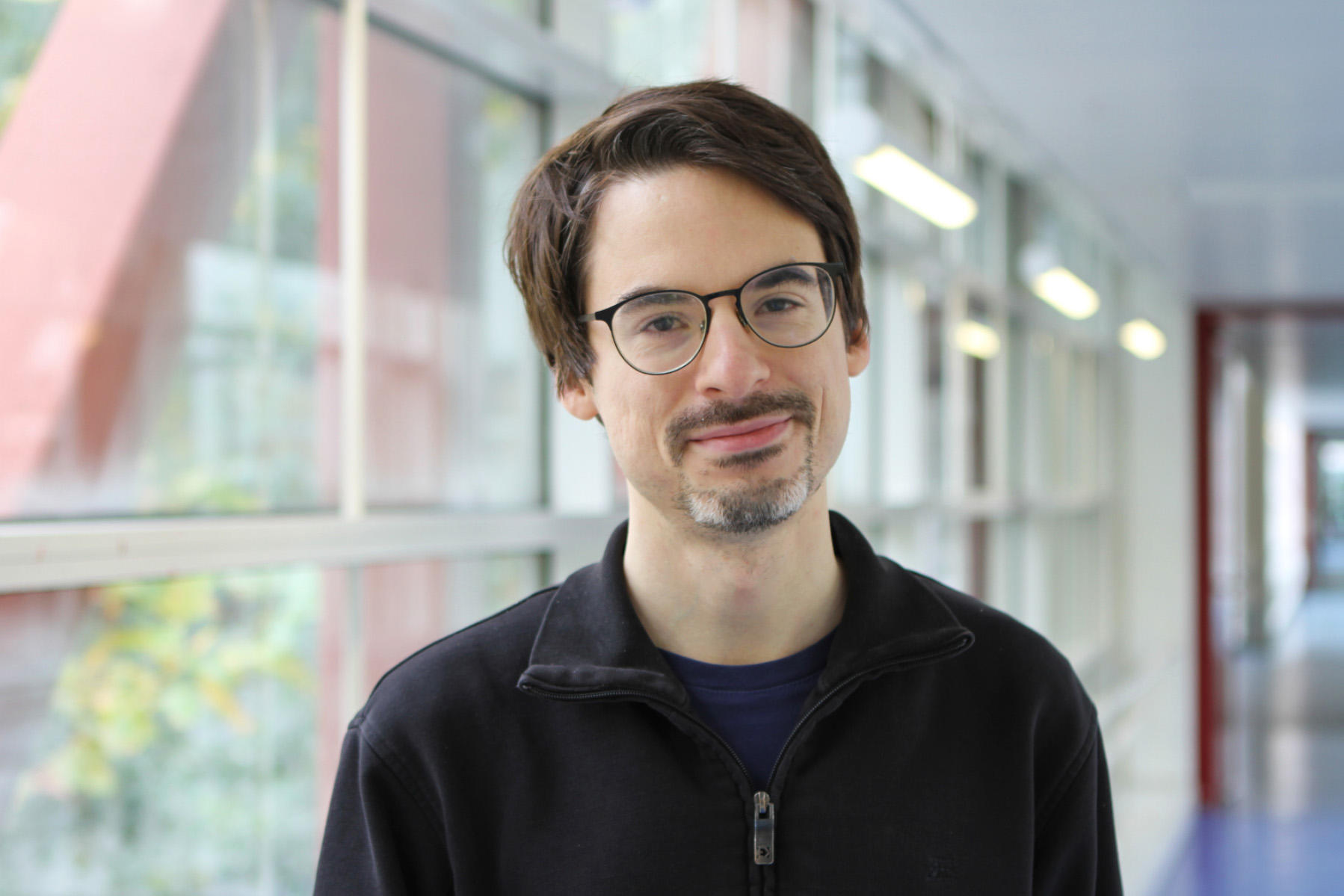 Physiker*innen sind auch nur Menschen, sagt Daniel Reich. Wenn man eine Theorie entwickelt und sie angefochten wird, kann die erste Reaktion auch mal sein, den Widerspruch nicht sehen zu wollen.