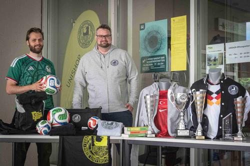 Premiere geglückt: Ulrich Schneider (re.) hat das erste campusweite WM-Tippspiel an der Freien Universität ins Leben gerufen, gemeinsam mit Marc Schalberger und einem Team aus weiteren Forschenden und Studierenden wurde ein Prognosetool programmiert.