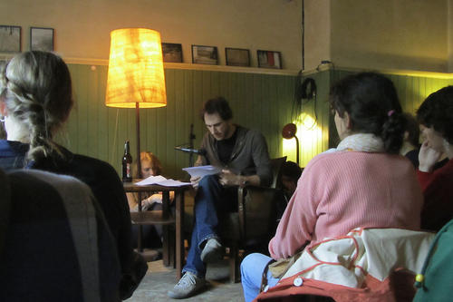 U30-Atmosphäre im Mai dieses Jahres im Neuköllner "Laika". Hier liest Victor Witte.