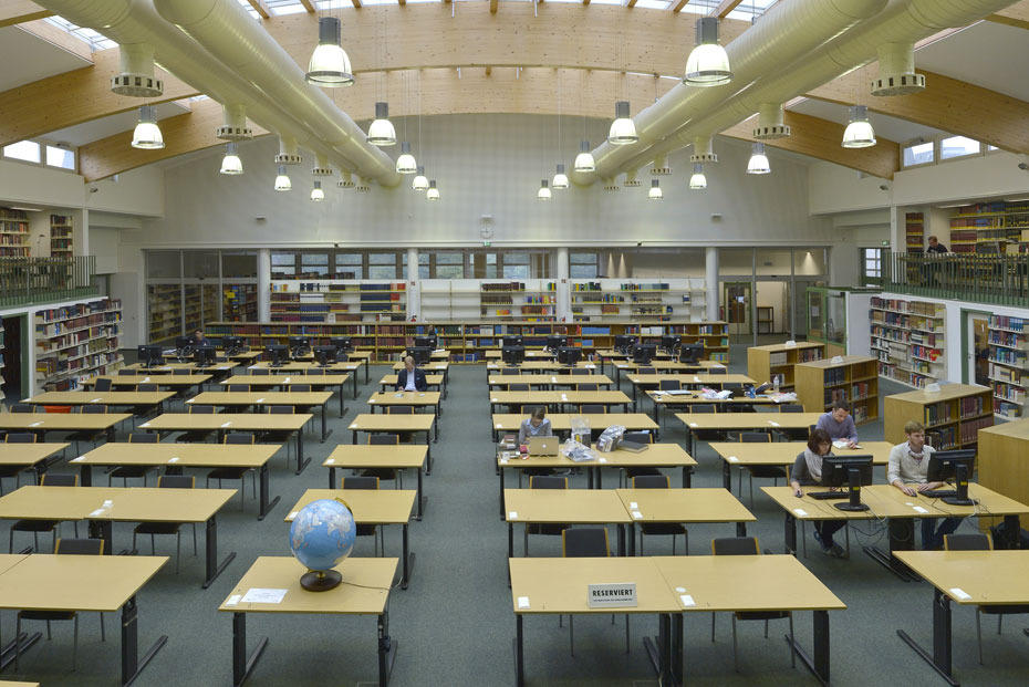 Bis zum 19. Dezember können in diesem Jahr noch Bücher aus den Bibliotheksbeständen ausgeliehen werden. Während des Betriebsurlaubes sind die Bibliotheken geschlossen.