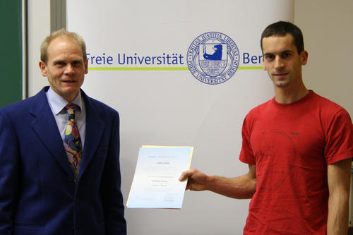 Die Auszeichnung des DAAD für ausländische Studierende wurde Valerio Oddone vom Dekan des Fachbereichs Physik Robert Bittl überreicht.