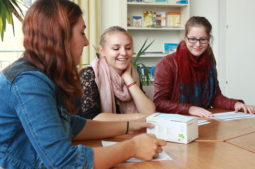Ann-Justine (links) und Franzisca (Mitte) waren bei dem Besuch im Helios Klinikum dabei.
