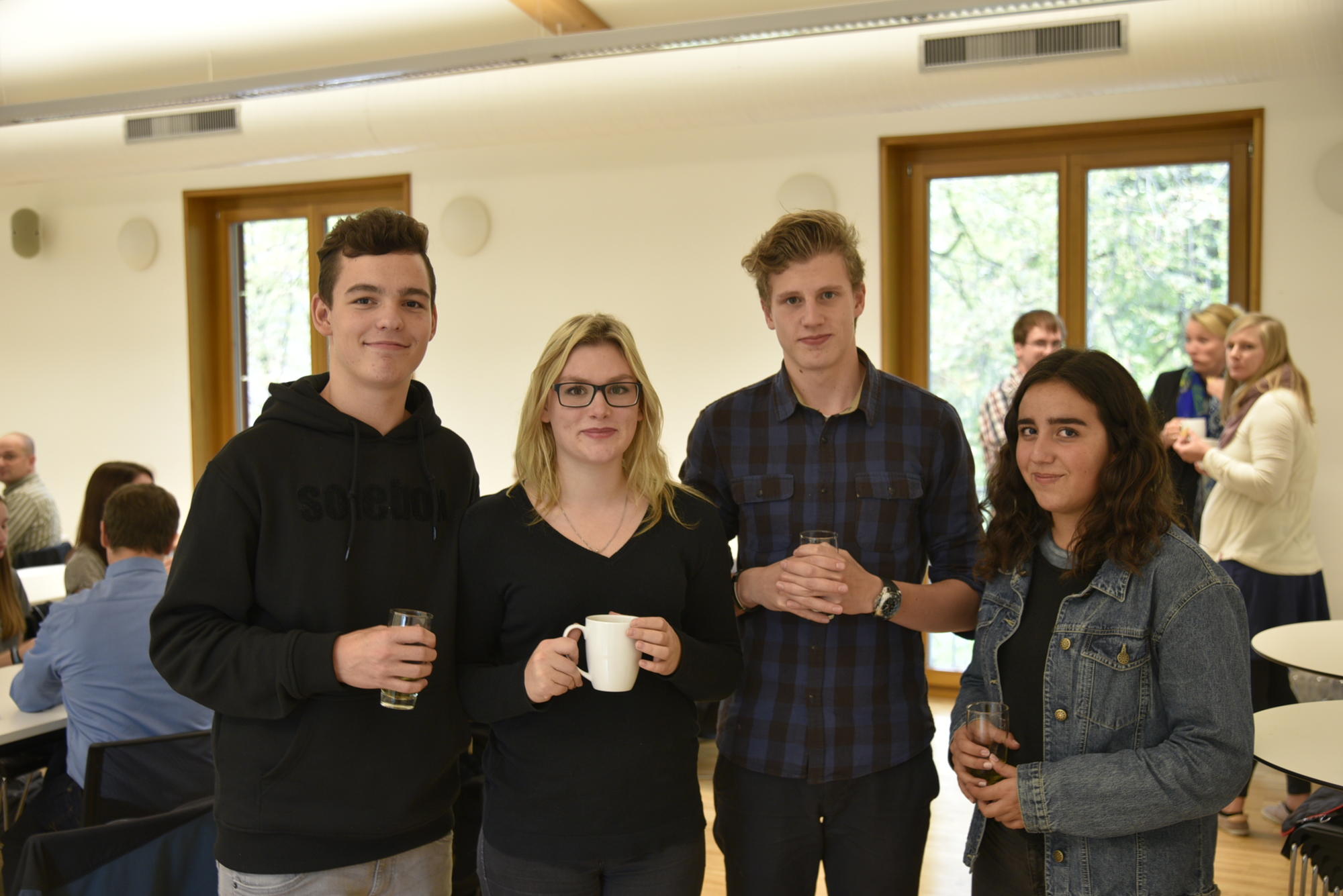 Forsche Schüler: Nicolai, Tabea, Julian und Ela vom Thomas-Mann-Gymnasium wollen Schulkinder fit machen im richtigen Umgang mit Lebensmitteln.