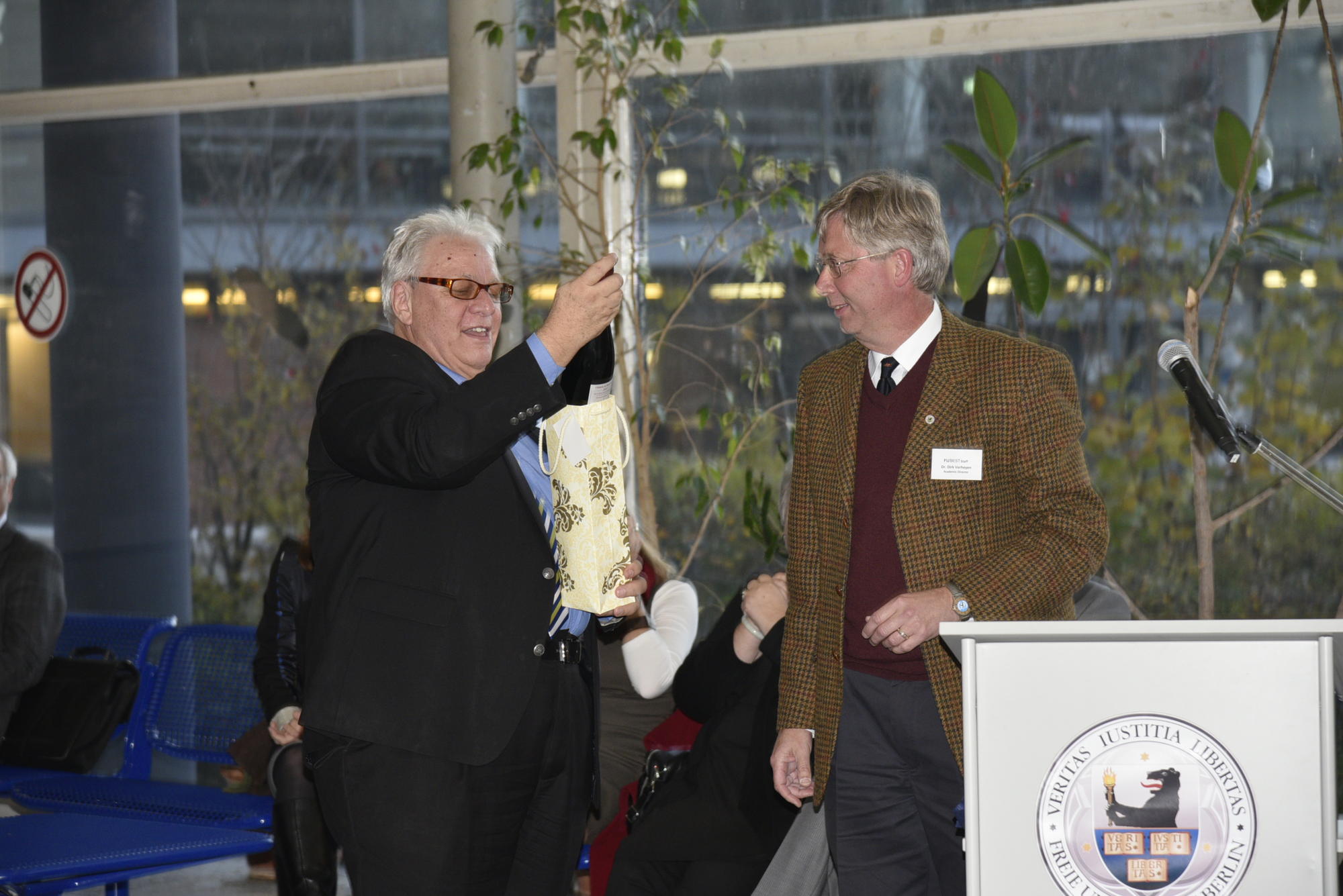 Dirk Verheyen (re) dankt Wedigo de Vivanco (li) für seinen Einsatz für das FU-Best-Programm.