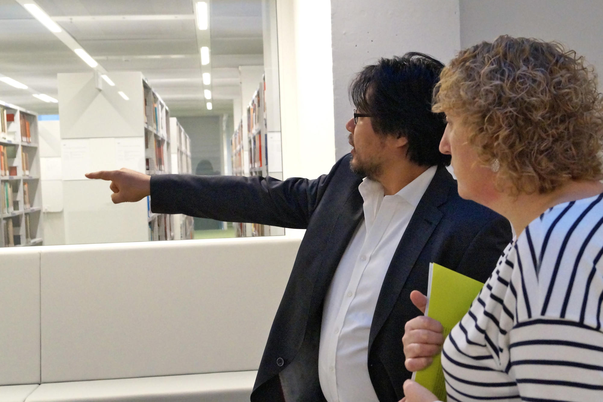 Martin Lee, Leiter der Campusbibliothek der Freien Universität, und Rachel Elyasyan, stellvertretende Dekanin des Fachbereichs Geisteswissenschaften der Hebrew University.