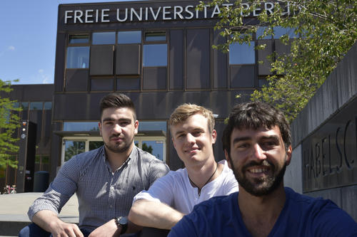 Junge Menschen für MINT-Fächer begeistern: Dafür  wurden die künftigen Lehrer Fethullah Baykus, Tobias Mehrtens und Marvin Rominger (v.l.)  für  ein FundaMINT-Stipendium der Deutschen Telekom Stiftung ausgewählt.