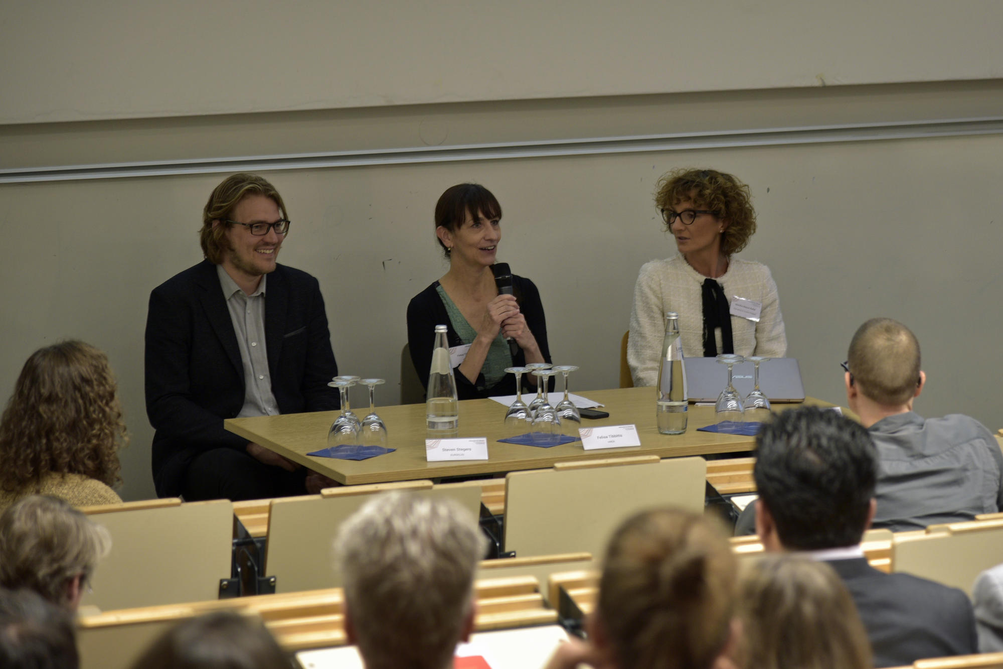 Steven Stegers (li.) vom europäischen Geschichtslehrerverband „Euroclio“ und Monika Mazur-Rafal (re.) von „Humanity in Action“ diskutierten mit Moderatorin Felisa Tibbits (Mitte) über die Verbindung von historischem Lernen und Menschenrechten.