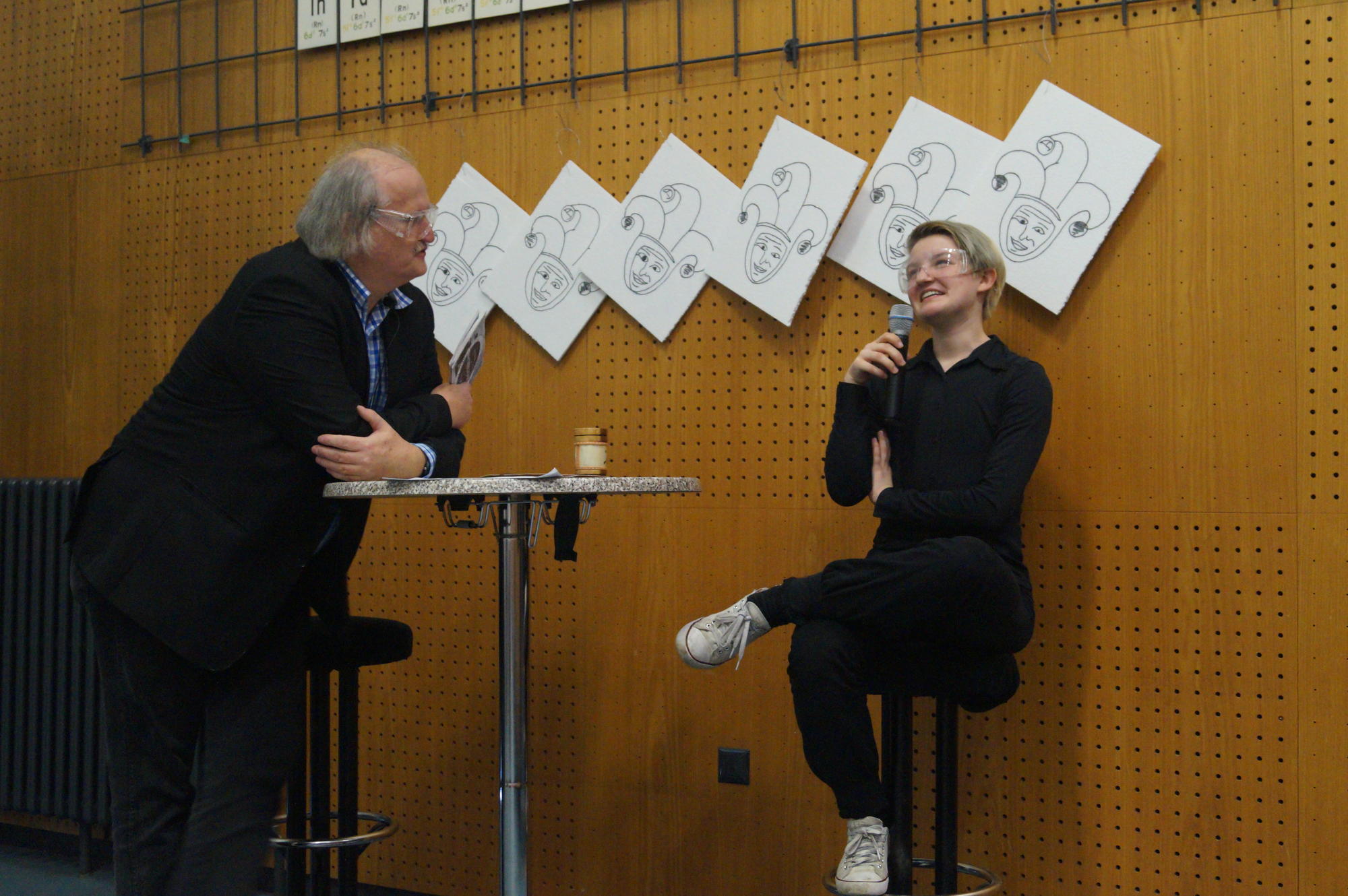 Rate mal: Professor Abram moderiert das Quiz „Wer wird Bacheläär“. Hier sucht Dean von der Freien Schule Anne-Sophie in Zehlendorf nach der richtigen Antwort.