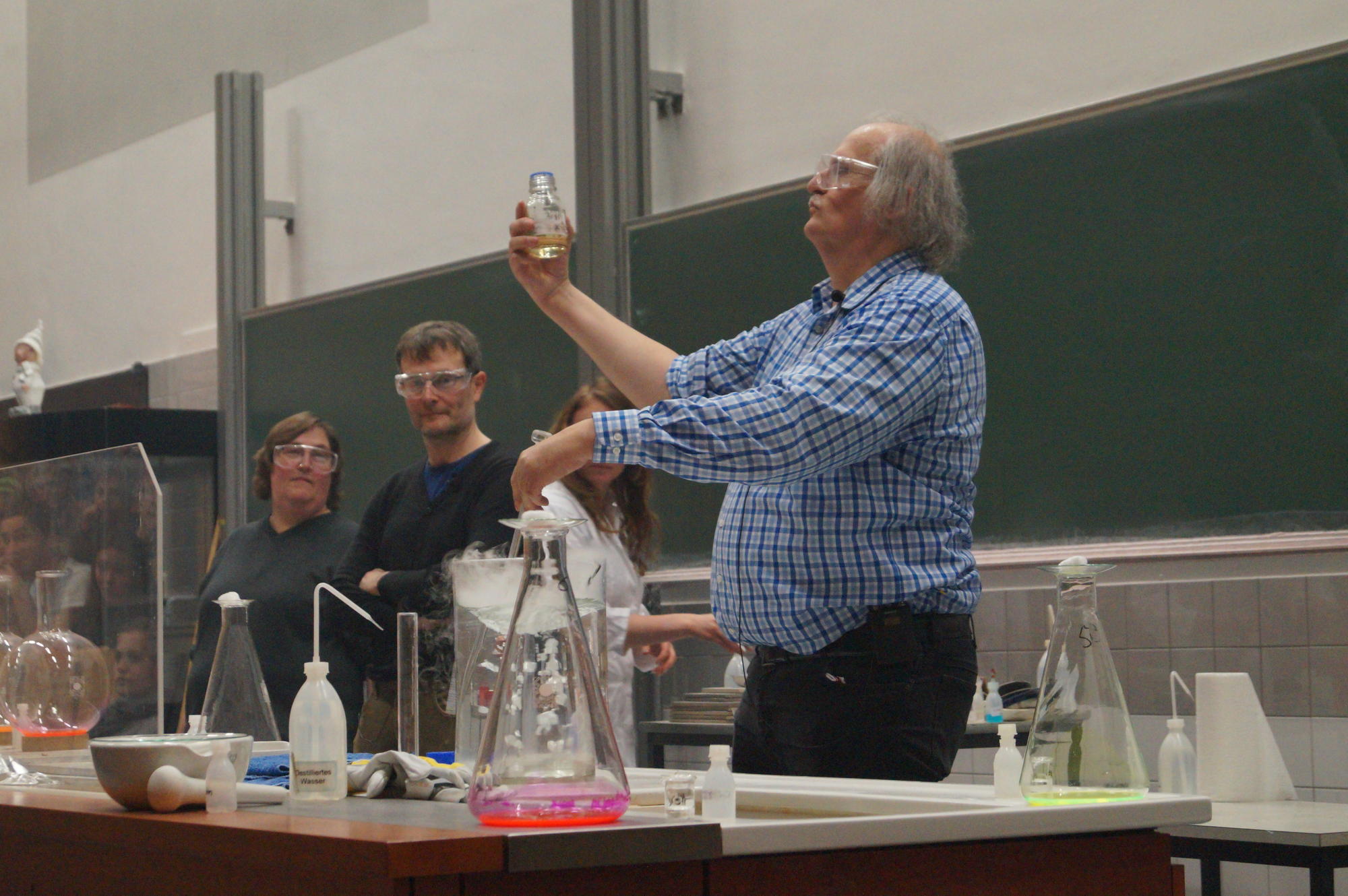 Wenn Chemie-Professor Ulrich Abram etwas zusammenbraut....