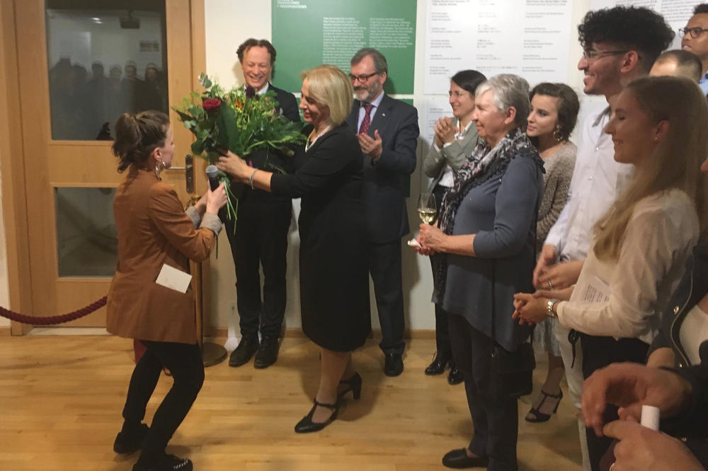 Dank an Susanne Zepp (r.), die das Masterseminar geleitet hat, in dem die Ausstellung entstanden ist. Hinter ihr: Vizepräsident Prof. Dr. K. Hoffmann-Holland (l.), Freie Universität, Ricardo Martínez, Spanischer Botschafter in Berlin, und Studierende