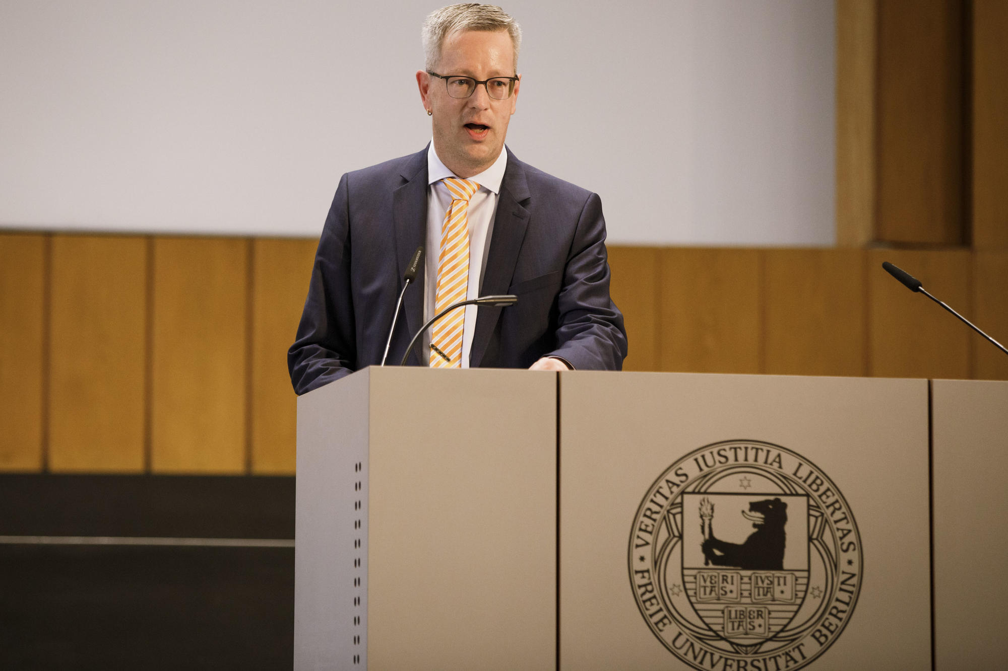 Universitätspräsident Professor Günter M. Ziegler begrüßte den Minister an der Freien Universität.