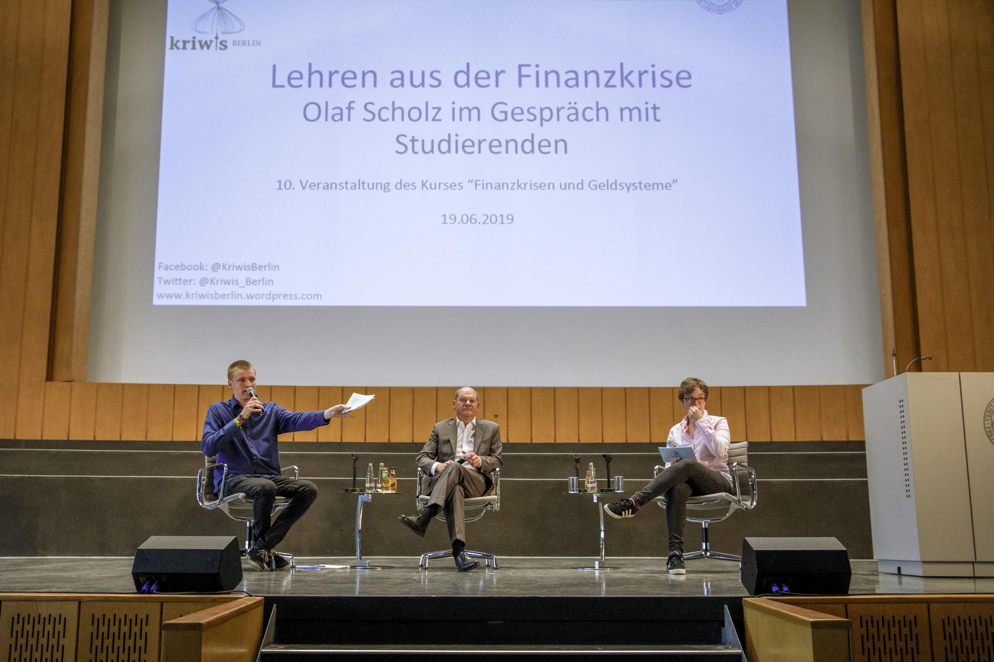 Die VWL-Studierenden Lars Felder und Gerrit Schröter hatten Bundesfinanzminister Olaf Scholz ins Seminar eingeladen.