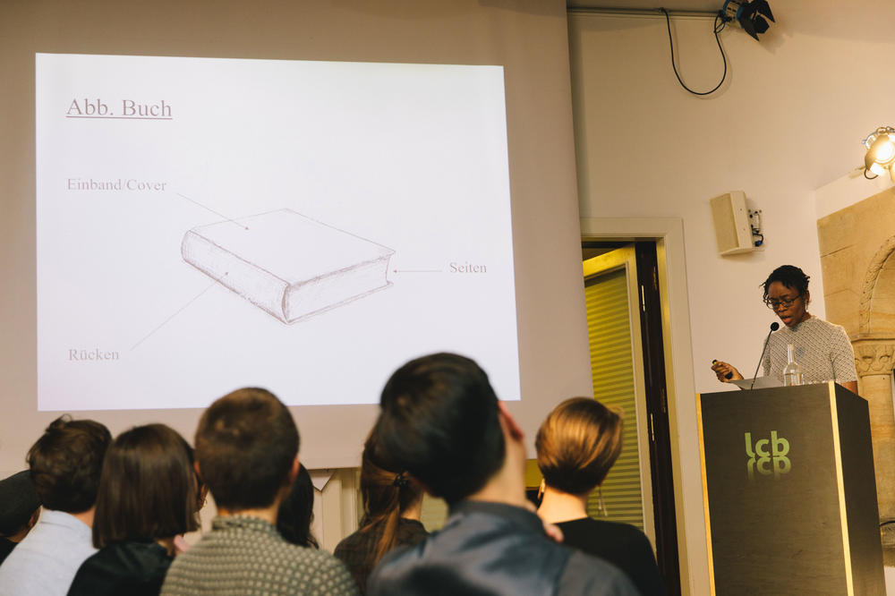 ... eine unterhaltsame und ironische Betrachtung literaturwissenschaftlichen Arbeitens.