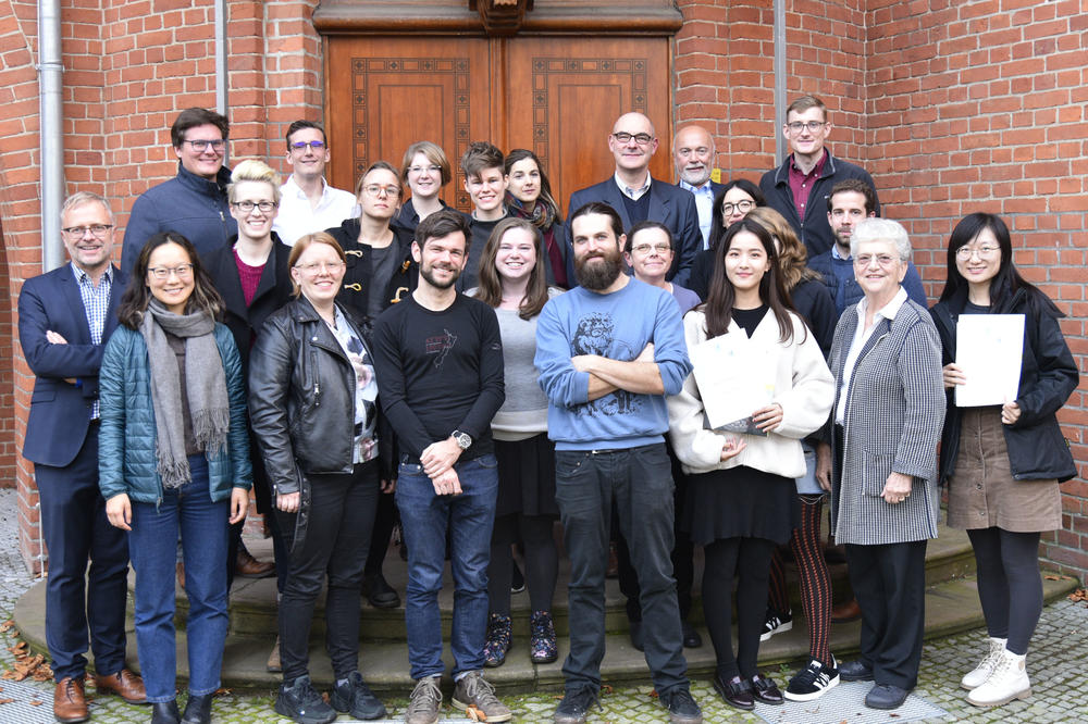 Seit 1986 bietet das Berlin Program for Advanced German & European Studies Nachwuchswissenschaftlerinnen und -wissenschaftlern in den Geistes- oder Sozialwissenschaften aus den USA und Kanada einen Arbeitsaufenthalt an der Freien Universität an.