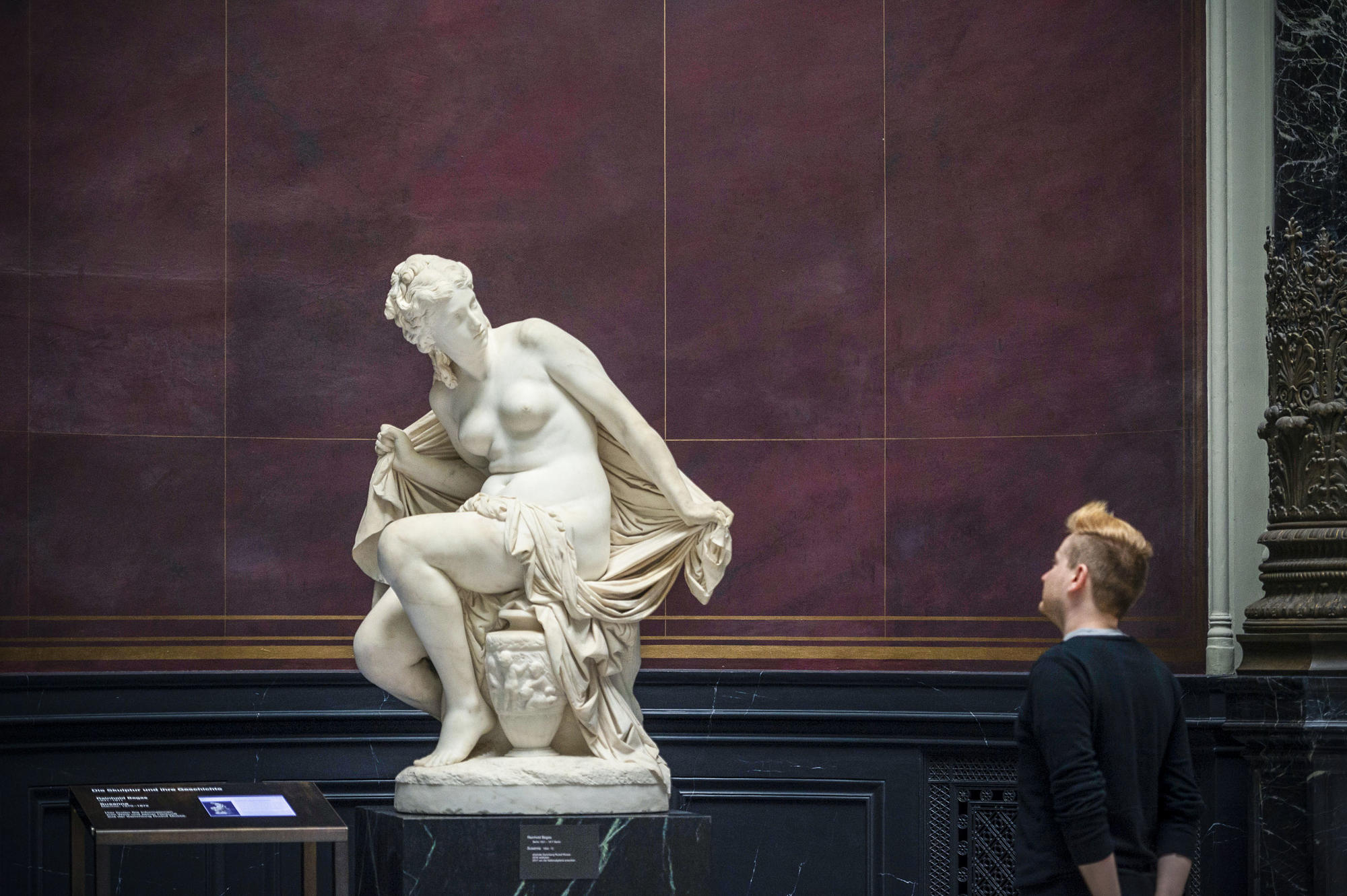 „Susanna“ von Reinhold Begas in der Alten Nationalgalerie Berlin. Die Skulptur gehörte zur Kunstsammlung des deutsch-jüdischen Verlegers Rudolf Mosse, an deren Rekonstruktion und Erforschung auch Studierende der Freien Universität beteiligt sind.