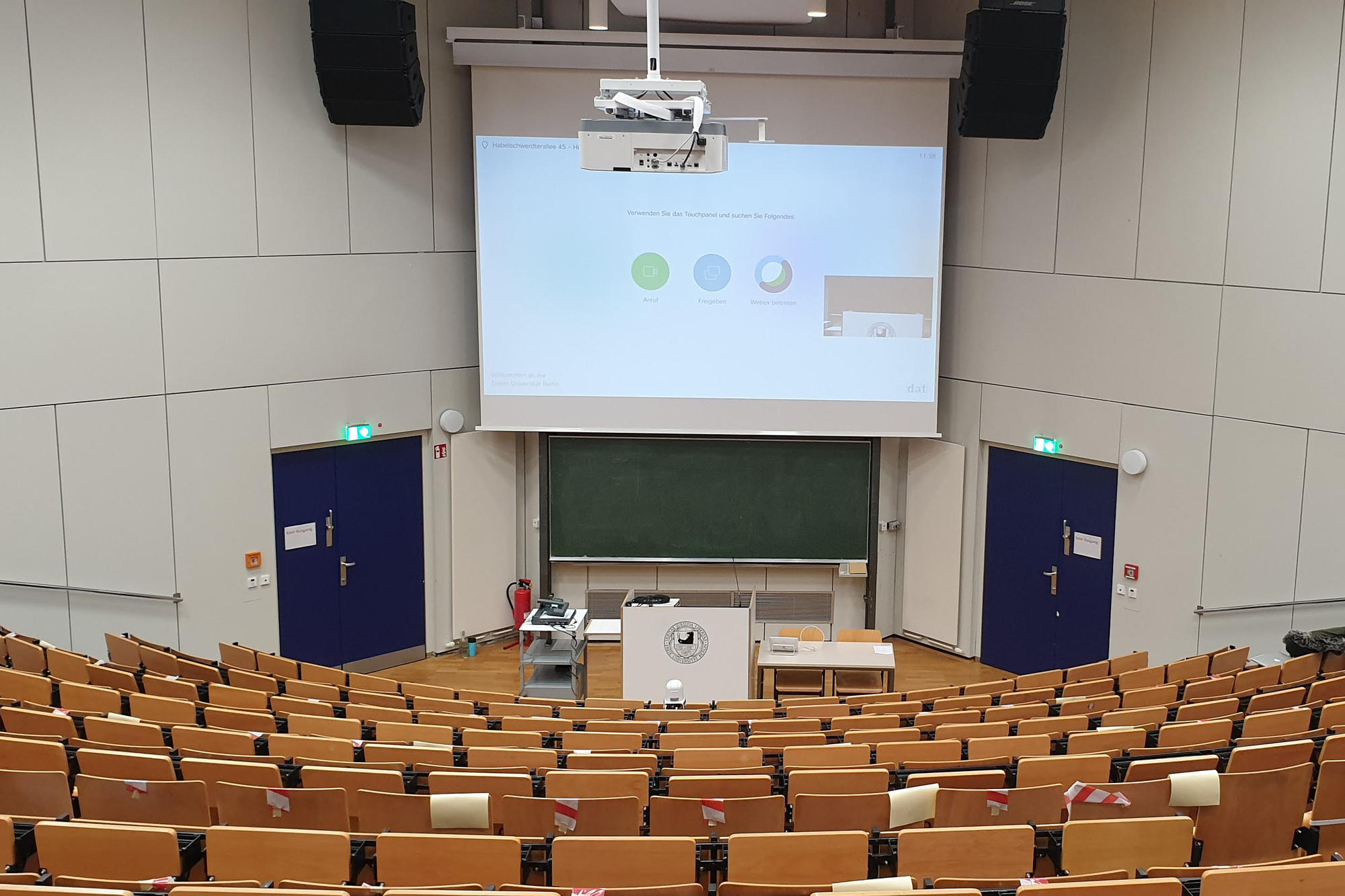 Immer mehr Hörsäle werden mit moderner Bild- und Tontechnik ausgestattet.