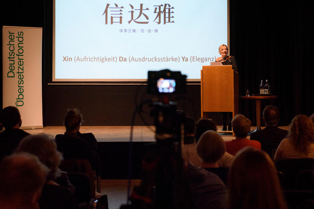 Was Eleganz (雅 Ya) in der Sprache ausmache, habe auch mit der Intention hinter der Übersetzung zu tun, erläuterte Karin Betz in ihrem Vortrag.