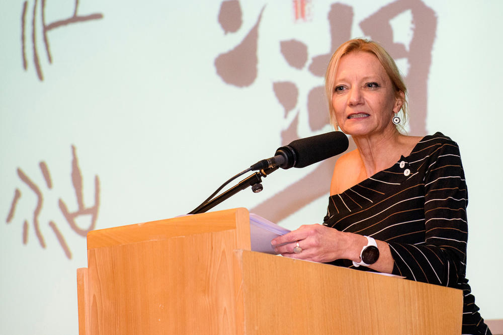 Karin Betz hat Werke des Literaturnobelpreisträgers Mo Yan, des Friedensnobelpreisträgers Liu Xiaobo, des Exil-Schriftstellers Liao Yiwu und des bekannten Kung-Fu-Romanautors Jin Yong ins Deutsche übertragen.