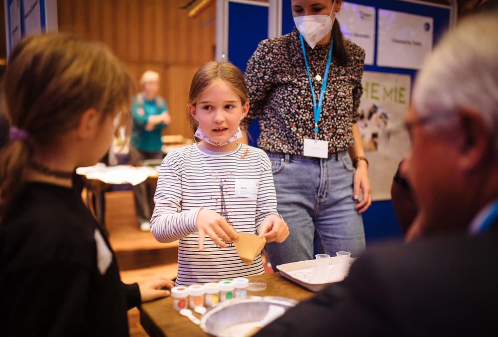 … oder „Chemische Tests“. Seit Beginn des Projektes vor 15 Jahren haben in den Schulen in Berlin, Brandenburg und im Rheinland inzwischen Hunderttausende Grundschulkinder Phänomene aus Naturwissenschaften und Technik entdeckt.