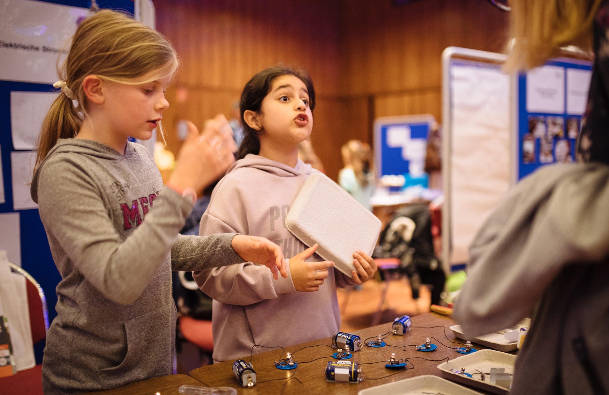 Spannung liegt in der Luft, wenn im Unterricht die TuWaS!-Kisten ausgepackt werden. Im Börsensaal der IHK Köln erklärten Schülerinnen und Schüler Experimentiereinheiten wie „Elektrische Stromkreise“ …