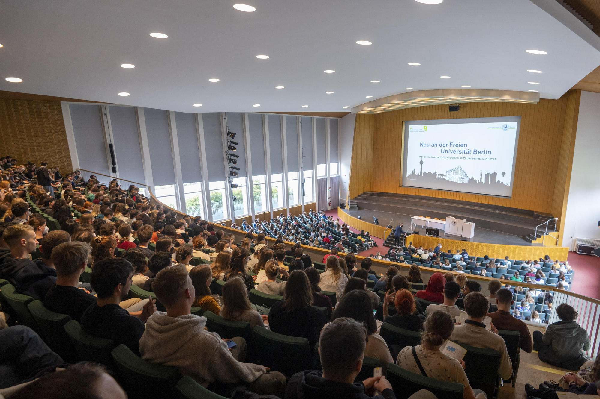 Bei den Einführungstagen in der vergangenen Woche. Im Max-Kade-Auditorium, dem größten Hörsaal der Uni (Audimax), wurden die Erstsemesterstudierenden von Universitätspräsident Prof. Dr. Günter M. Ziegler begrüßt.