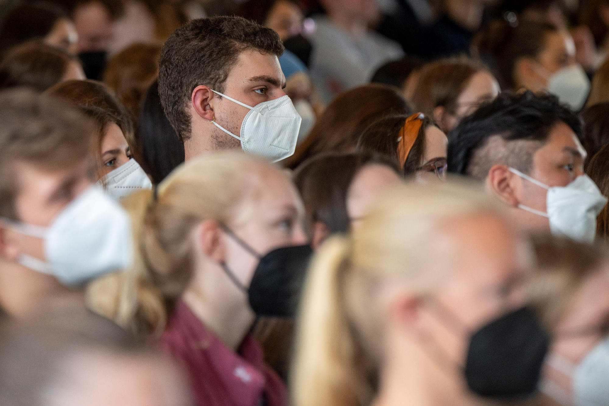 Eine Maskenpflicht gibt es derzeit nicht, aber das Tragen einer Maske wird dringend empfohlen.