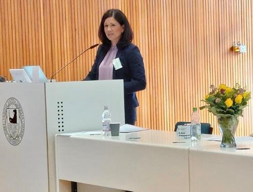 „Um ein Kind aufzuziehen, braucht es ein ganzes Dorf.“ Bildungssenatorin Katharina Günther-Wünsch zitierte in ihrem Beitrag ein afrikanisches Sprichwort.