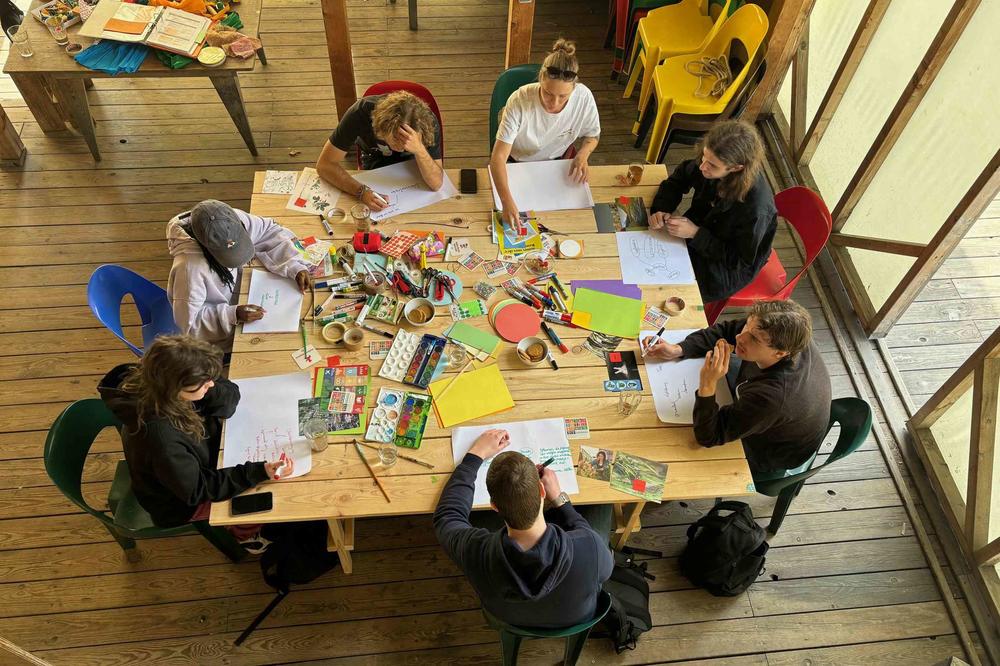 Im Floating, einem Naturkultur-Lernort am Regenwasserrückhaltebecken des ehemaligen Flughafens Berlin-Tempelhof, haben Studierende Ideen entwickelt. Mit dabei: Tessa Schröder (hinten, weißes T-Shirt) und Ferndinand von Saldern (1. v.  r.).