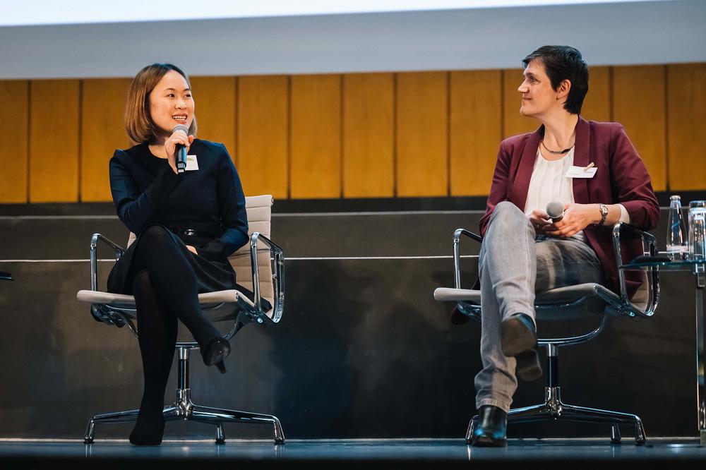 Thi Phuong Le und Katja Urbatsch, Gründerin von ArbeiterKind.de haben die gleichen Ziele: „Bildung darf nicht von Herkunft, gesundheitlicher Beeinträchtigung oder familiären Verpflichtungen abhängen“, sagt die Stipendiatin.