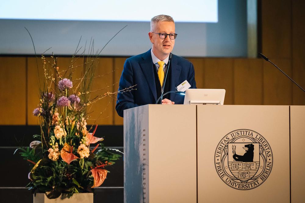Begrüßung der Stifter*innen und Stipendiat*innen durch den Präsidenten der Freien Universität Berlin, Mathematikprofessor Günter M. Ziegler.