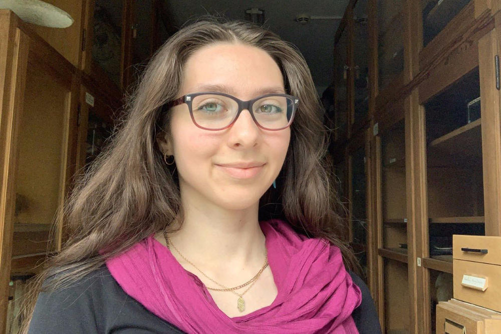 Vanessa Hava Schulmann im Fundus der zoologischen Sammlung, in dem tierische Präparate lagern. Die Humanbiologin hat die Seminarreihe „Meeting them“ über menschliche Überreste in der akademischen Lehre konzipiert.