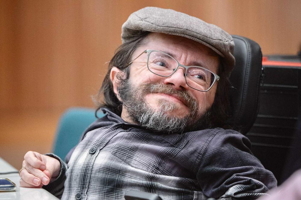 Inklusionsaktivist Raúl Krauthausen setzt sich seit mehr als 20 Jahren für die Belange von Menschen mit Behinderungen und Beeinträchtigungen ein.