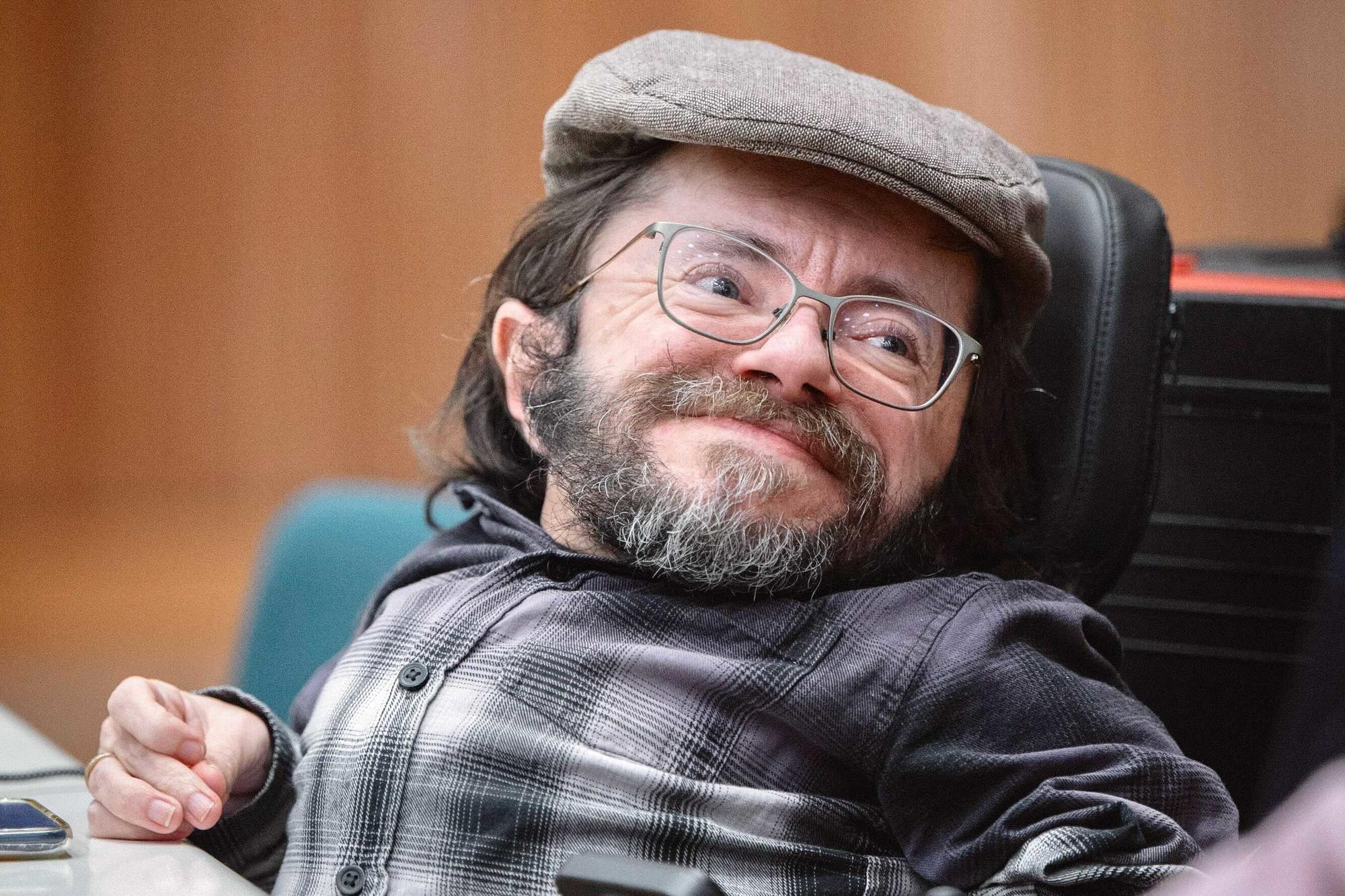 Inklusionsaktivist Raúl Krauthausen setzt sich seit mehr als 20 Jahren für die Belange von Menschen mit Behinderungen und Beeinträchtigungen ein.