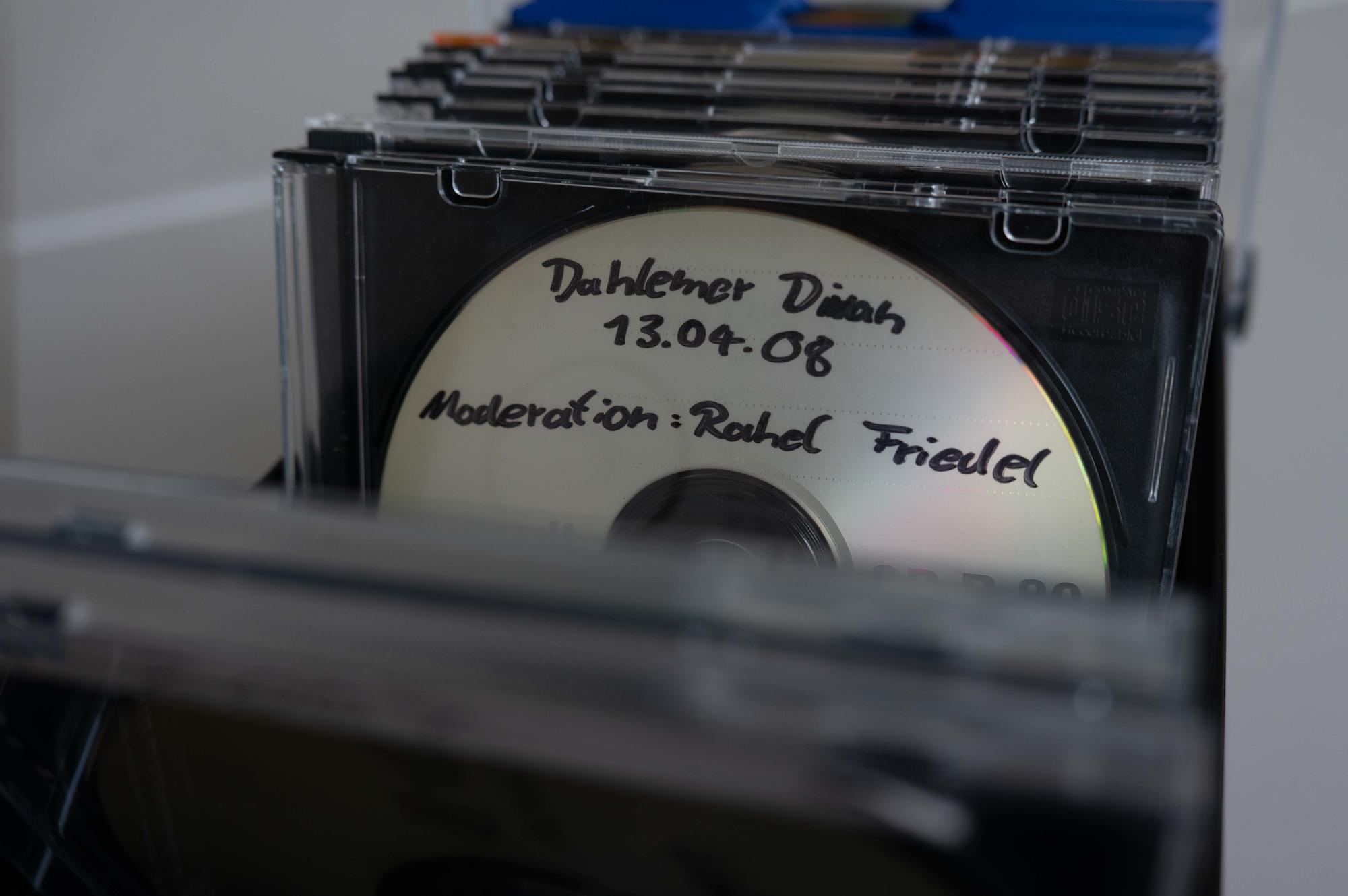 Die Radiosendung Dahlemer Diwan hatte der 2009 verstorbene Komparatistikprofessor Gert Mattenklott initiiert: zu Ausbildungszwecken. Eingeübt werden sollte so auch, Wissenschaft klar zu kommunizieren.