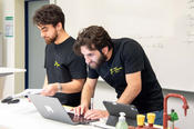 Die Chemiebotschafter Temel Canim (links) und Imad Chahrour hatten viel Spaß bei der Arbeit mit den Schüler*innen.